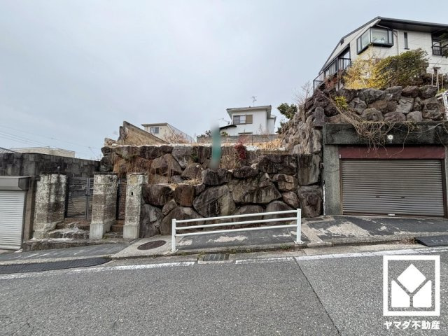西宮市桜町の周辺|前面道路は歩道付きのため見通しが良く安全な出入りが可能で、お子様も安心して通学していただけます。