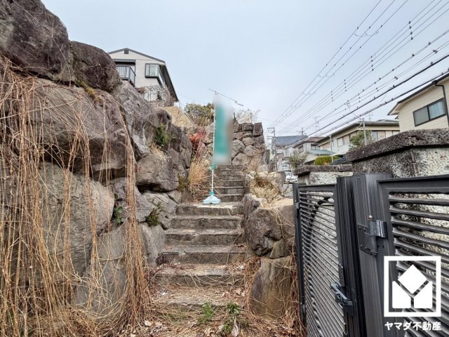 西宮市桜町の外観|阪急甲陽線「苦楽園口」駅まで徒歩約13分、JR東海道本線「さくら夙川」駅まで徒歩約30分の立地。