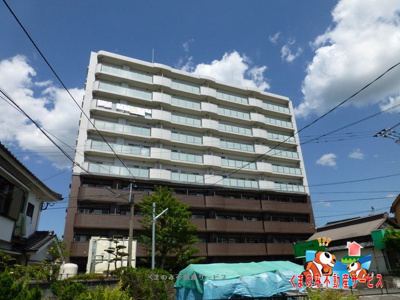 【外観】 | パルデンス・エコノⅦ | 南西向きの陽当たりの良い10階建てのマンションです。毎年５月の川開き観光祭では花火が間近によく見えます。日田駅にも徒歩約9分、１ＬＤＫ、２ＬＤＫ、３ＬＤＫ、４ＬＤＫとアラカルトにお部屋を用意してます。