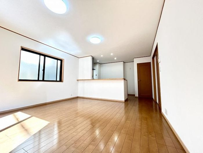 平塚市高根2丁目　中古戸建の居間・リビング|使いやすい居間です