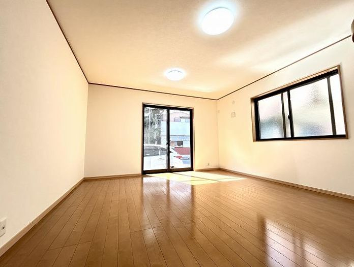 平塚市高根2丁目　中古戸建の居間・リビング|こちらの居間で趣味の時間をお楽しみください