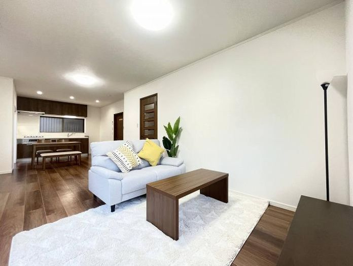 座間市ひばりが丘１丁目　中古戸建の居間・リビング|使いやすいリビングです