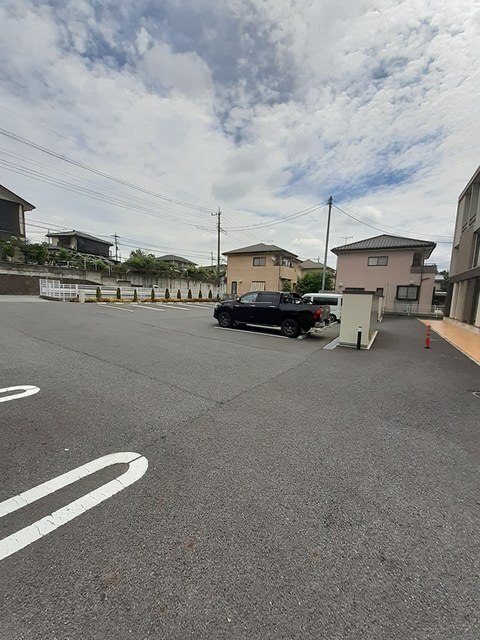 ウエスト　グレイスの駐車場