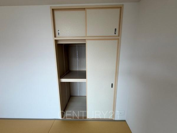 ポレスター前橋本町の収納|布団も収納し易い仕切り棚付きです。