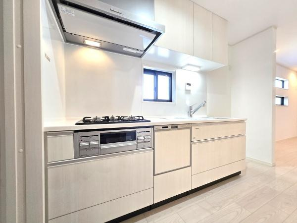 横浜市磯子区磯子２丁目の新築一戸建のキッチン|食洗器付きなのは家事の負担を軽減してくれる嬉しいポイント♪
広々としたキッチンはお子様と並んでお料理できます。