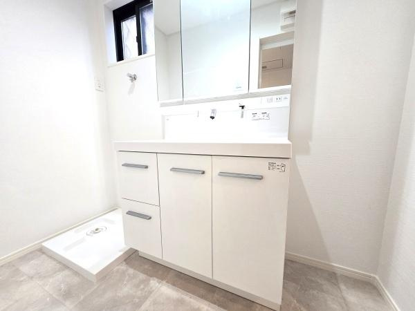 横浜市磯子区磯子２丁目の新築一戸建の独立洗面台|こちらの洗面所には豊富な収納！
気遣いのある設計♪