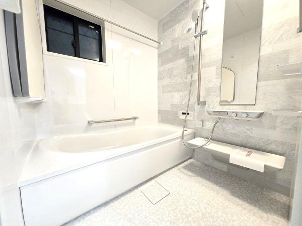 横浜市磯子区磯子２丁目の新築一戸建の浴室|広々としたバスルームで一日の疲れをいやして下さい！
もちろん、浴室乾燥機付きです！