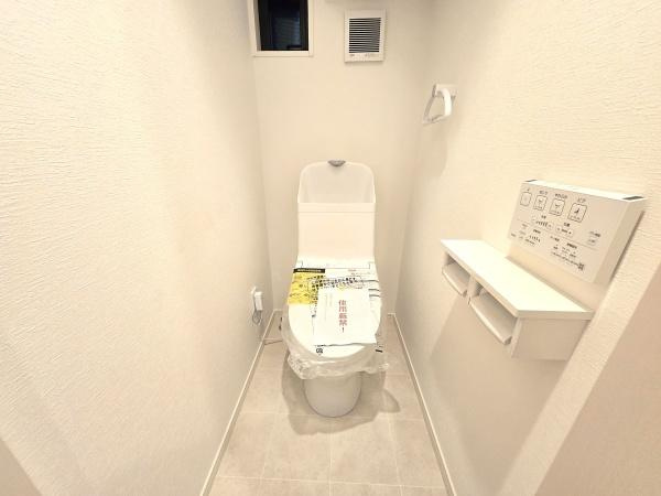 横浜市磯子区磯子２丁目の新築一戸建のトイレ|清潔感のある内装のすっきりとしたデザインのトイレです。
水周りが綺麗だと安心ですね。
