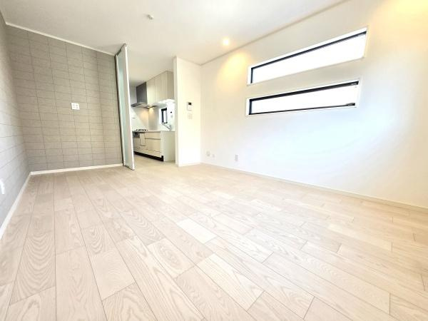 横浜市磯子区磯子２丁目の新築一戸建の居間・リビング|家族が自然と集まるリビングは
落ち着きのある空間です♪