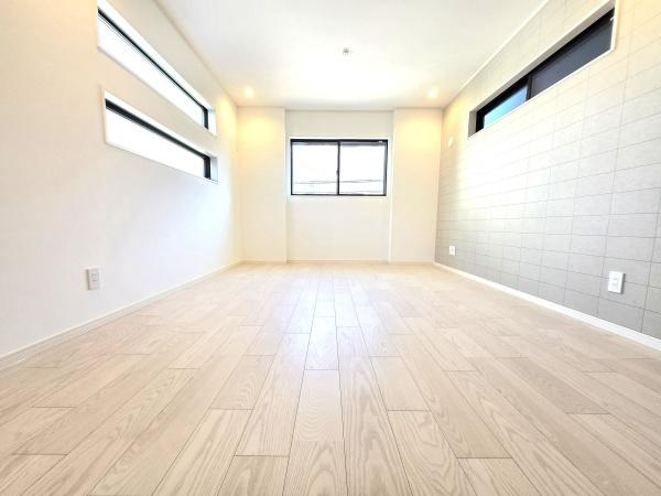 横浜市磯子区磯子２丁目の新築一戸建の居間・リビング|窓からの光が嬉しい洋室です。
収納もあり、荷物が多い方にも安心です♪
※家具等はCGでの参考レイアウトです。