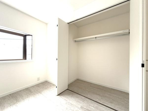 横浜市保土ケ谷区岩崎町の中古一戸建の収納|クローゼットもあるので収納にも困りません！
荷物が多い方にも安心です。