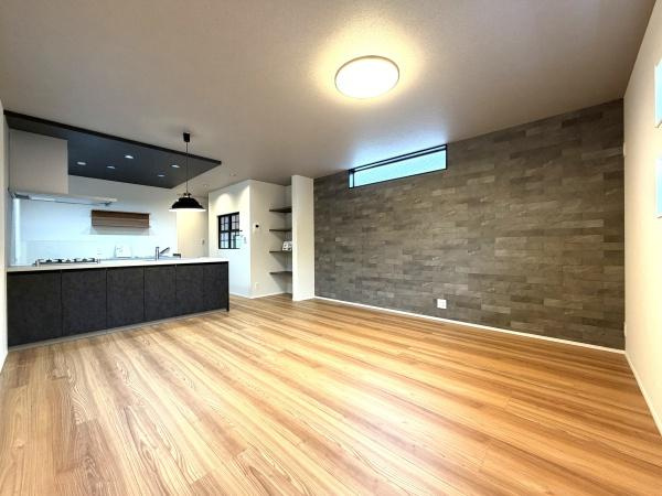 横浜市泉区中田南５丁目の新築一戸建の居間・リビング|家族が自然と集まるリビングは
落ち着きのある空間です♪