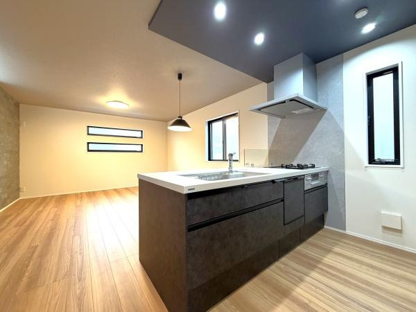 横浜市泉区中田南５丁目の新築一戸建のキッチン|広々としたキッチンは、
落ち着いて料理が出来ます！
