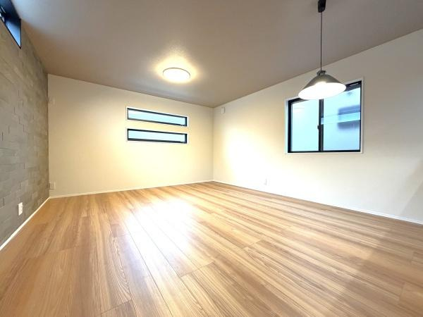 横浜市泉区中田南５丁目の新築一戸建の洋室|収納もあり窓からは明るい光が入ります！