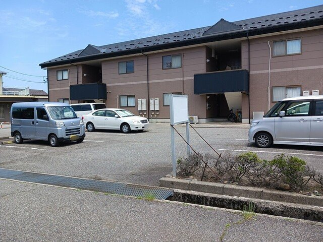 カーサ・ジョイの駐車場|車をお持ちの方に嬉しい駐車場付きの物件です