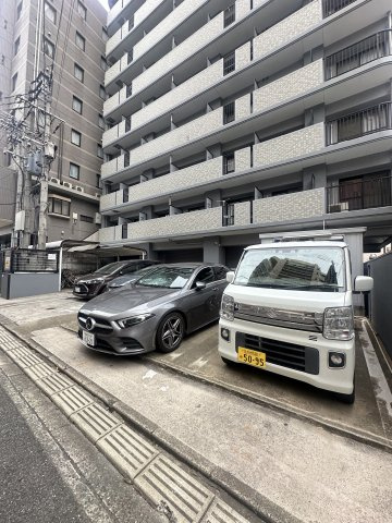 クリムゾン博多の駐車場