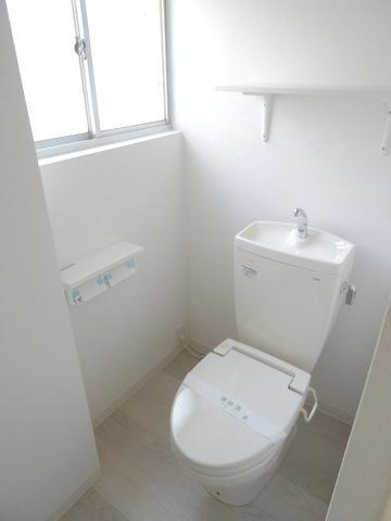 南恩加島4丁目貸家のトイレ|★窓付きのトイレ★
