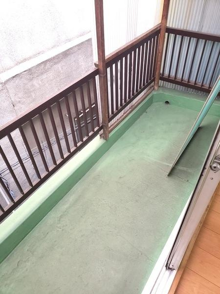 鶴町１丁目貸家のバルコニー