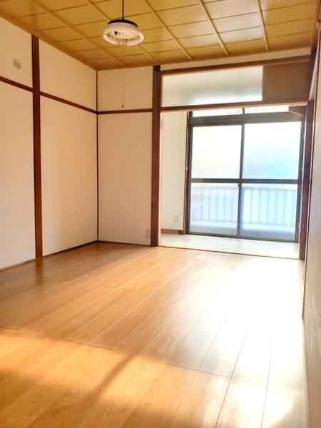 鶴町１丁目貸家の洋室|★可愛い照明付いてます★