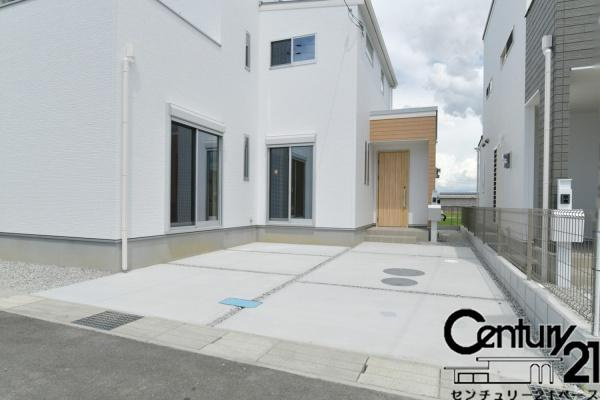 橿原市曲川町３丁目 ５号地 ／新築一戸建の駐車場|■現地撮影写真■広々とした駐車スペースを完備！