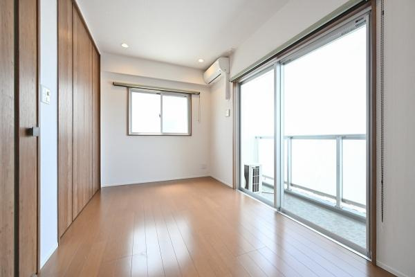 プレミスト葛城の洋室|■バルコニーに面した開放感のあるお部屋です！