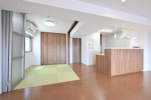 プレミスト葛城の和室|■現地撮影写真■リビング隣接タイプの和室です！布団なども入る大容量の収納を完備！