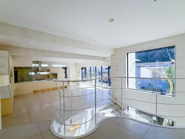 鎌倉市笛田５丁目の中古一戸建の居間・リビング|窓が多く通風が良い為湿気が籠る心配が少ないですね！ご家族がいつも集まる場所は心地の良い空間と広さですね！
