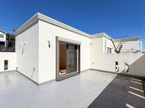 鎌倉市笛田５丁目の中古一戸建のバルコニー|開放的なルーフバルコニーです。照明や電源、水栓もございますので使用用途は様々です。