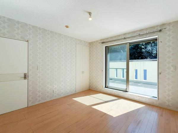 鎌倉市笛田５丁目の中古一戸建の洋室|二階の洋室です。照明がなくても明るいので気持ち良く朝を迎えられそうです。