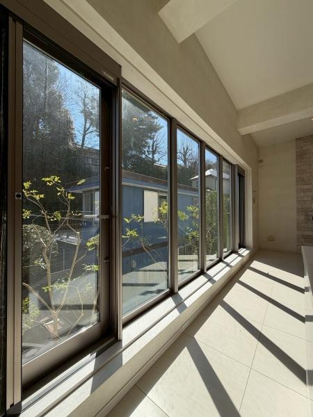 鎌倉市笛田５丁目の中古一戸建の居間・リビング|LDK約30帖！広々したリビングは陽当り＋通風良好です！インテリアが考えやすい間取りなので家具・家電を揃えるのも楽しみの一つですね。