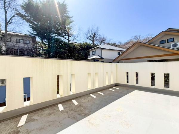 鎌倉市笛田５丁目の中古一戸建のバルコニー|ルーフバルコニーです。日当たり良好です。