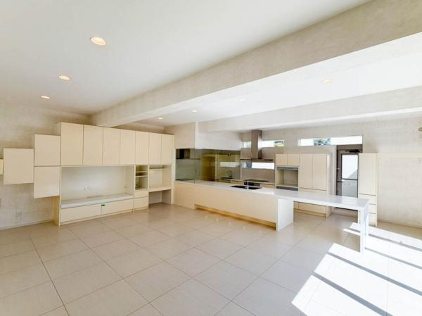 鎌倉市笛田５丁目の中古一戸建の居間・リビング|家族みんなが爽やかに健やかに過ごせるように、溢れる光をたっぷり取り込んだリビングダイニング。集いの場、憩いの場としての快適性を求めたやすらぎの空間です