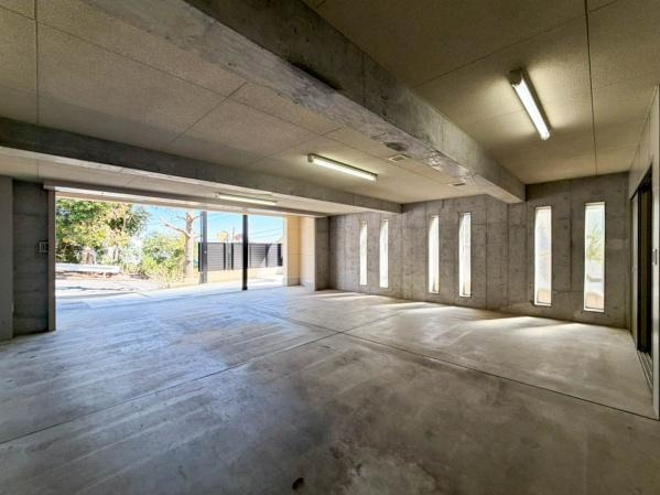 鎌倉市笛田５丁目の中古一戸建の駐車場|自動シャッター付きのガレージです。大切な愛車を雨風から守ってくれます。
