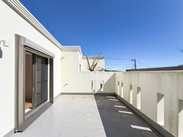 鎌倉市笛田５丁目の中古一戸建のバルコニー|ルーフバルコニーです。日当たりが良く気持ちのいい空が見渡せるバルコニーです！