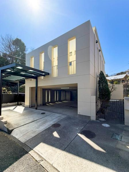 鎌倉市笛田５丁目の中古一戸建の前面道路含む現地写真|マイホームを持つ幸せを存分に感じる陽当たり、開放感。流行に左右されず、将来にわたって価値が継続する「上質」な佇まいです。