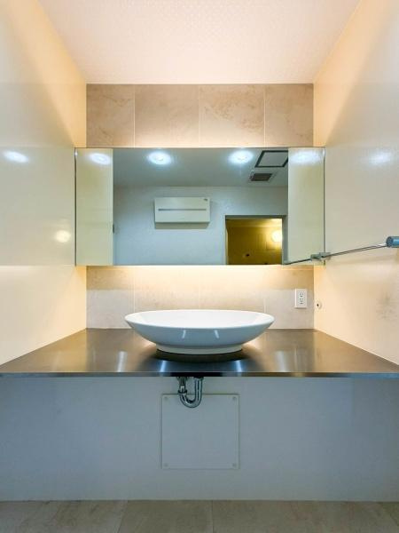 鎌倉市笛田５丁目の中古一戸建の独立洗面台|ワイドタイプの洗面台です。両側には大容量の収納付きです。