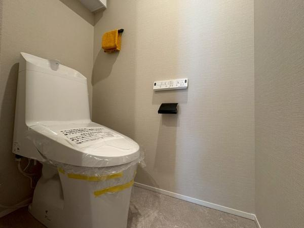 武蔵中原ローヤルパレスのトイレ|清潔感と落ち着きのある空間。多機能パネル付きトイレです。