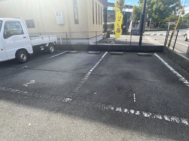ソフィア花北の駐車場