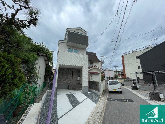 京都市山科区厨子奥苗代元町　第1期　新築一戸建ての前面道路含む現地写真|周辺は閑静な住宅街！前面道路広々で車の出し入れも便利です。駐車が苦手な方でも安心して車庫入れできます！