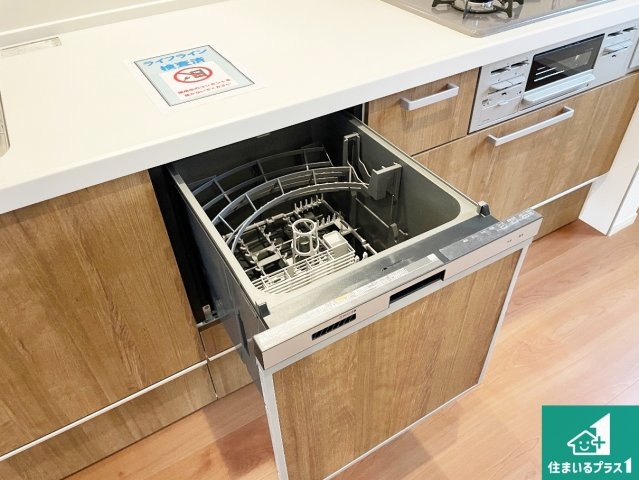 京都市山科区厨子奥苗代元町　第1期　新築一戸建ての設備|食事後の一仕事、食器洗いをボタン一つでお任せできちゃいます！場所を取らないビルトイン式なので、お料理スペースもしっかり確保！
