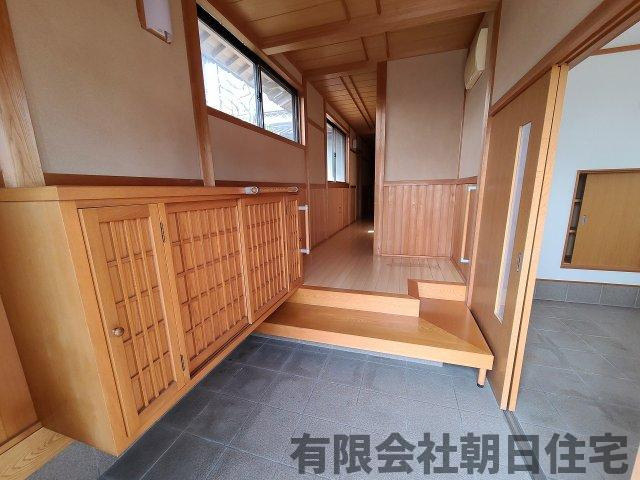 【玄関】 | 南田町 中古戸建 5DK  土地169.43坪 6,520万円 | 収納もある玄関です