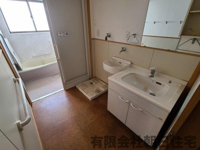 【独立洗面台】 | 南田町 中古戸建 5DK  土地169.43坪 6,520万円 | 独立洗面台で身支度をすべて済ませてしまいましょう