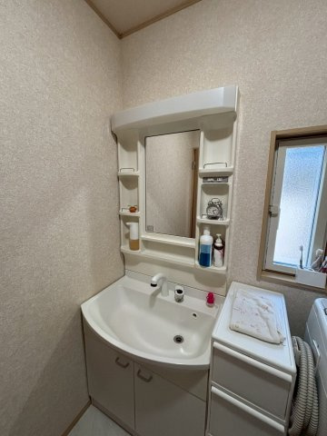 野田市山崎　中古戸建　平成26年築の独立洗面台|シンプルで使い勝手の良い独立洗面台！					
