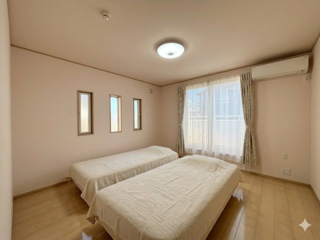 野田市山崎　中古戸建　平成26年築の寝室|大きなベッドを置いても余裕の広さの主寝室♪♪					
