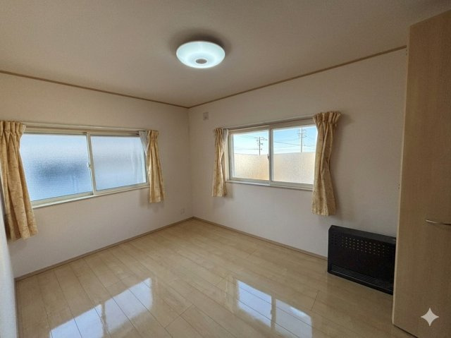 野田市山崎　中古戸建　平成26年築の洋室|窓が多く、明るい空間を演出してくれます(*^^*)					
