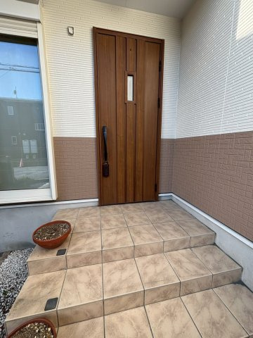 野田市山崎　中古戸建　平成26年築の玄関|是非一度、ご家族そろってご内覧ください♪					
