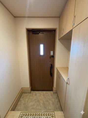 野田市山崎　中古戸建　平成26年築の玄関|玄関がひろいので親子で並んで仲良く靴が履けますね(^^)/						
