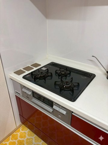 野田市山崎　中古戸建　平成26年築のキッチン|3口コンロでお料理する時間も短くなりそうですね(*‘∀‘)						
