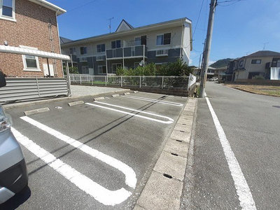 【駐車場】 | ラ・クレール・メゾン | 車をお持ちの方に嬉しい駐車場付きの物件です