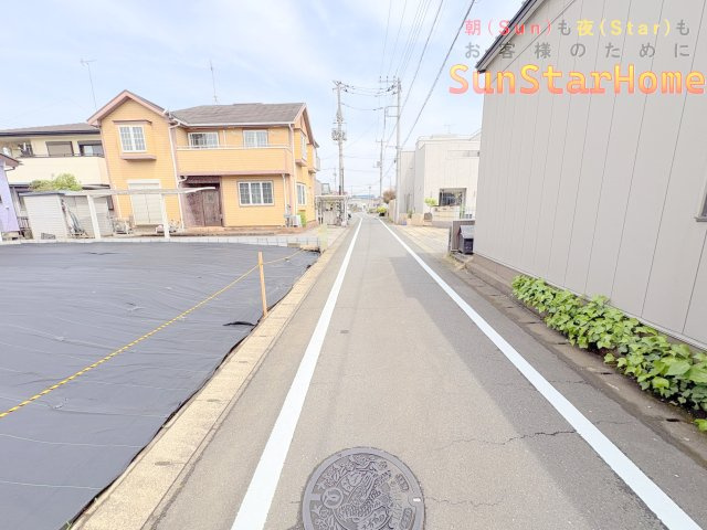 【サンスターホーム】瑞穂町長岡１丁目　建築条件無し売地の前面道路含む現地写真
